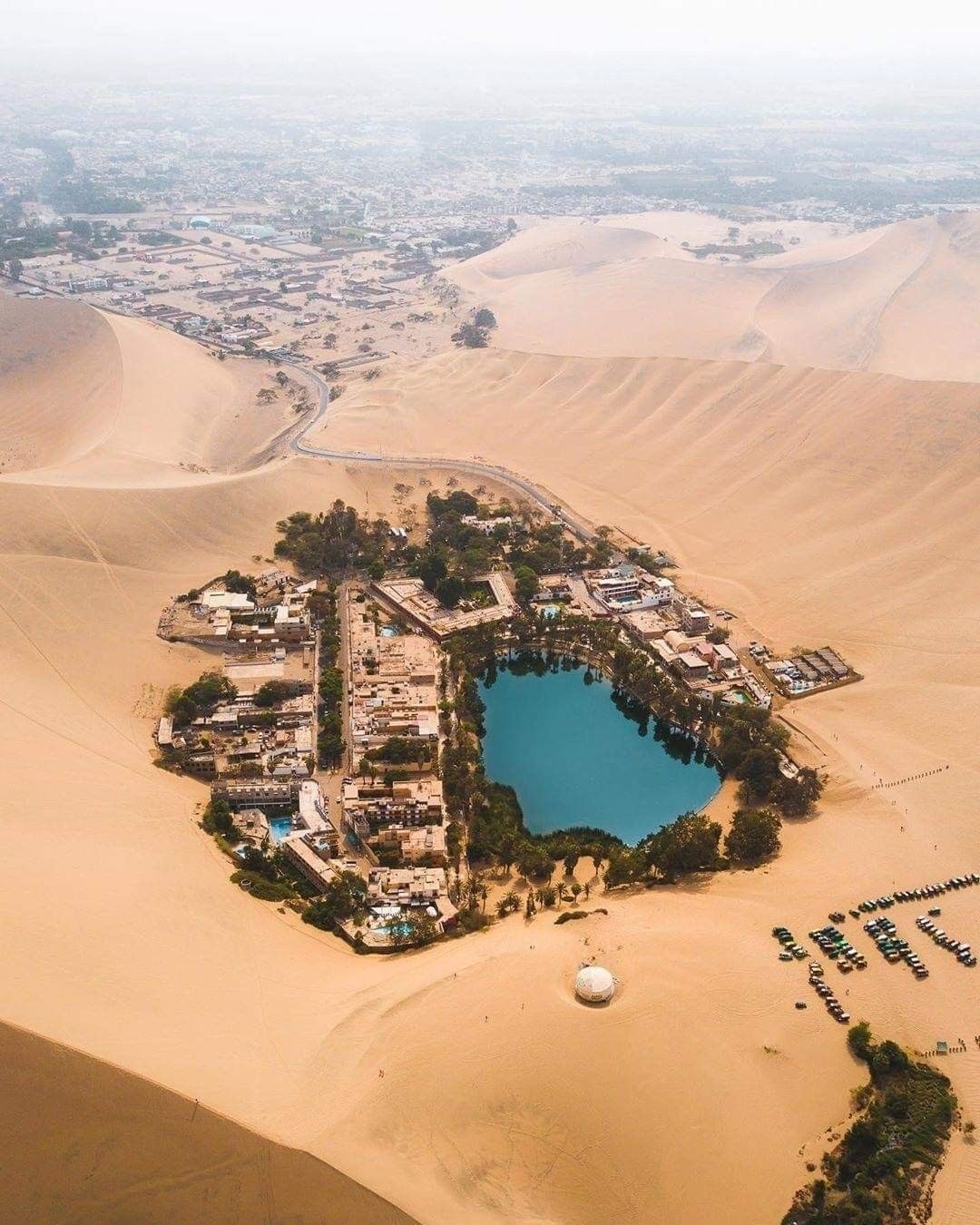 El oasis de Huacachina visto desde el aire, rodeado por las dunas de Ica.