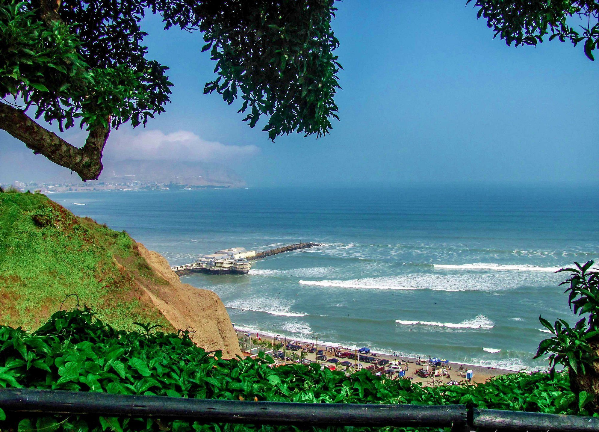 La Costa Verde vista desde el malecón de Miraflores: el acantilado, el rompeolas y el Pacífico.